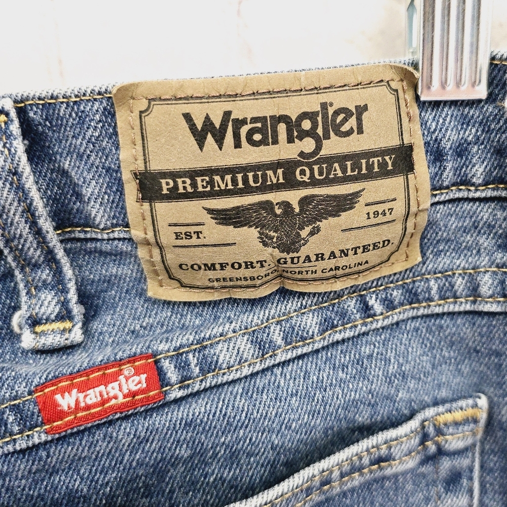 36x32 Wrangler Blue Jeans - Picture 3 of 6